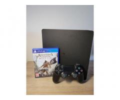 PS4 Slim 500GB + Assassin’s Creed IV + kontroler