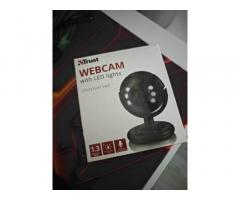Spletna kamera Webcam Trust z LED osvetlitvijo