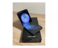 Samsung Galaxy Z Flip5 – 256GB (Graphite)