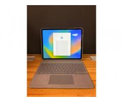 iPad Pro 12.9” (5. generacija) + Logitech Combo Touch tipkovnica