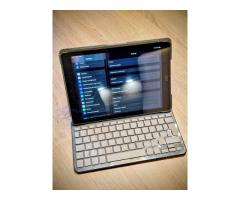 Prodam Apple iPad 6. generacija (2018) 32 GB WiFi + Logitech tipkovnica SLO + original ovitek