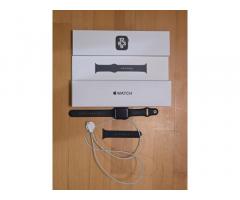 Apple Watch SE 44mm – odlično ohranjen + komplet opreme