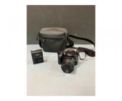 Canon EOS 250D DSLR fotoaparat + 18-55mm objektiv torba