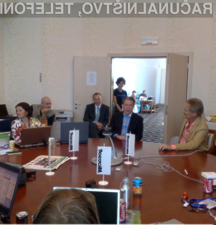Nekdanja agenta FBI sta predavala o kraji identitet in podatkov zaupne narave.