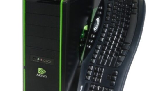 Povprečen računalniški sistem Nvidia GeForce PC Kit z vrhunskim ohišjem.
