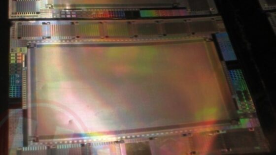 Upogljivi barvni elektronski papir je pisan na kožo predvsem prenosnim napravam!