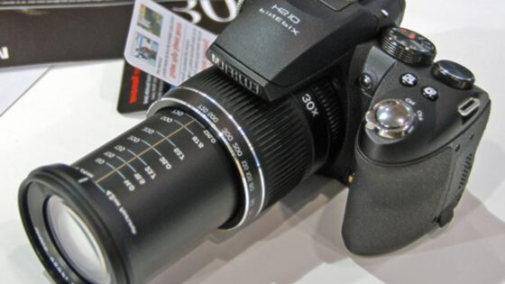 Digitalni fotoaparat Fujifilm FinePix HS10 je kot nalašč za paparace!