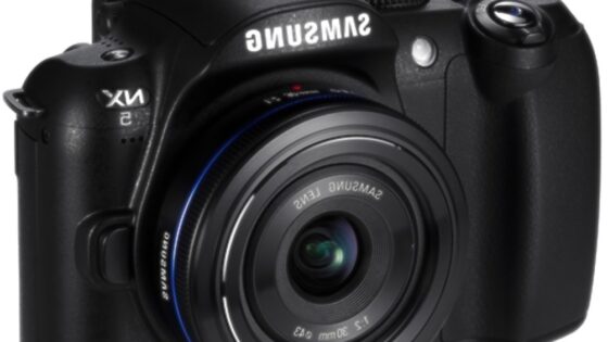 Zrcalno-refleksni digitalni fotoaparat Samsung NX5 bomo zlahka prenašali naokrog!