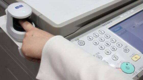 Z bralnikom prstnih odtisov naj bi se stroški tiskanja močno znižali.