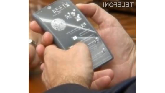Prvi mobilnik 4G z dvema zaslonoma je navdušil celo ruskega predsednika Medvedjeva.