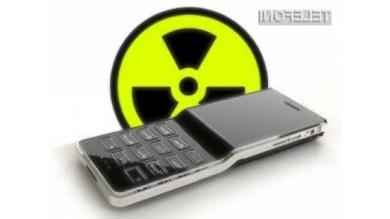 Indijski znanstveniki pozivajo k uvedbi strožjih pravil glede dovoljenega sevanja mobilnih telefonov.