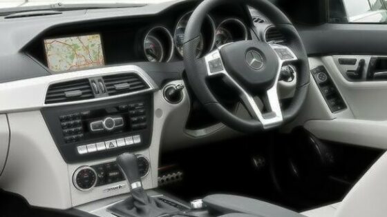 V novi Mercedesovi seriji C, je v sklopu platforme Command Online , predvidena tudi stalna povezava do interneta, katero nameravajo kasneje razširiti na celotno ponudbo vozil.