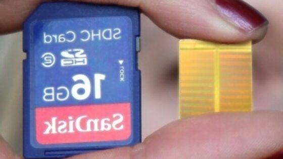 Proizvajalci flash pomnilnikov veliko  sredstev vlagajo v napredne proizvodne procese, kateri jim znatno zmanjšajo stroške proizvodnje.
