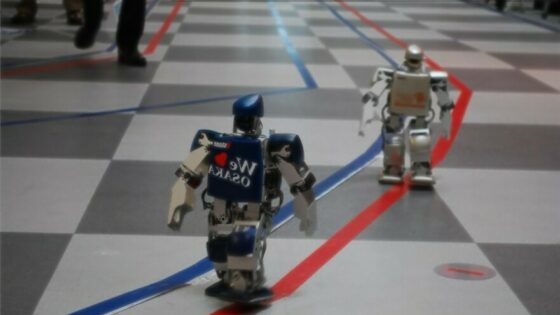 V japonskem mestu Osaka, poteka prvi maraton majhnih dvonožnoh robotov.