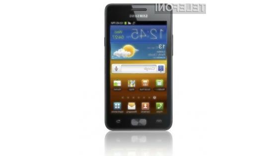 Mobitel je glede na strojno opremo, nekoliko šibkejša verzija predhodnika Galaxy S II.