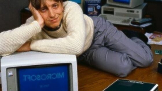 Prva različica operacijskega sistema Windows je svoj zmagoslavni pohod pričela šele leta 1985.