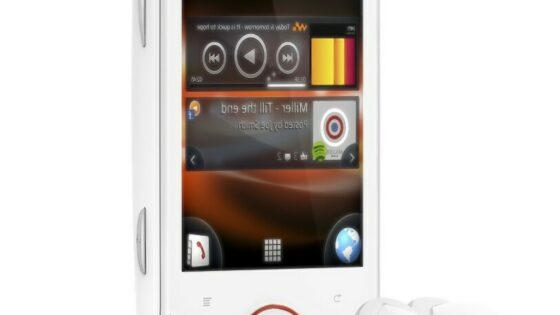 Live with Walkman je pametni telefon, ki temelji na operacijskem sistemu Android in omogoča integracijo s Sony-jevim glasbenim servisom Qriocity.