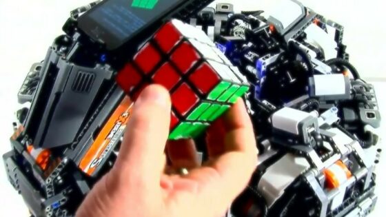 Naprava CubeStormer II je z Rubikovo kocko opravila v pičlih 5,35 sekundah!