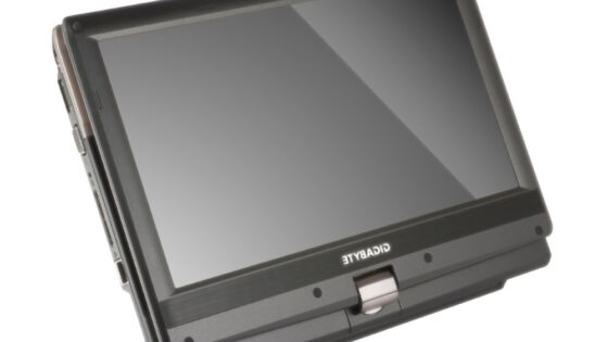 Gigabyte Booktop T1132 premore 11,6-palčni zaslon HD ločljivosti 1366x768 slikovnih točk, spletno kamero z 1,3 MP, bralnik pomnilniških kartic, 4 zvočnike ter 3,5 G modul za mobilna omrežja.