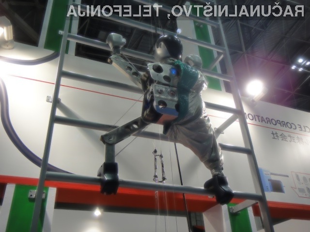 Robot Dream Robo pleza po lestvi kot za šalo!