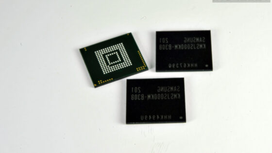 Samsung je v embedded multi-chip (eMCP) paketu integriral LPDDR2 (DRAM) in NAND (flash) pomnilnik za shranjevanje podatkov.