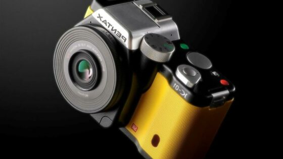 Pentaxox model K-01 je prvi kompaktni fotoaparat, ki nase sprejme objektive namenjene SLR modelom.