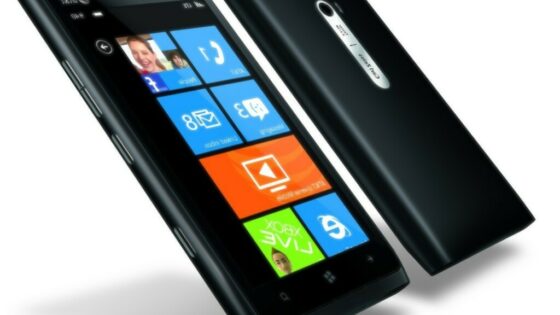Mobilnik Lumia 900 ima velik, a ne prevelik zaslon.
