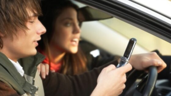 Če med vožnjo pišete in prebirate SMS sporočila, je verjetnost nesreče kar 24-krat večja!