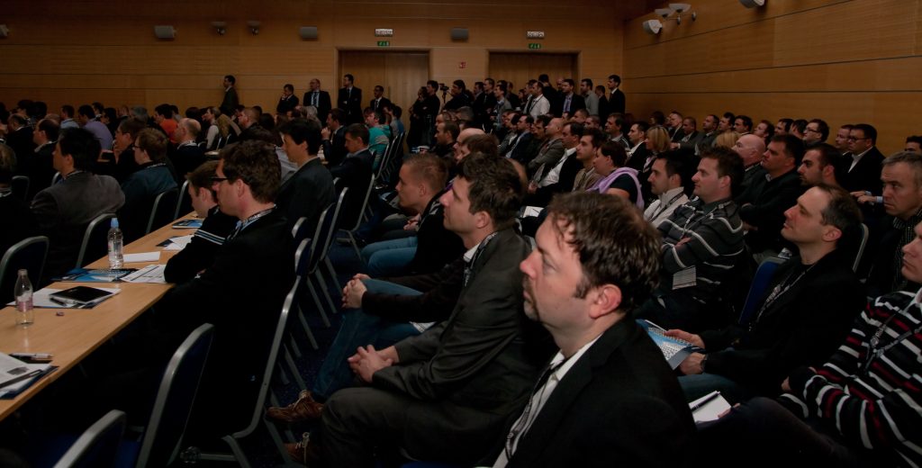 Ob otvoritvi konference RiSK 2012 se je dvorana napolnila do zadnjega kotička.