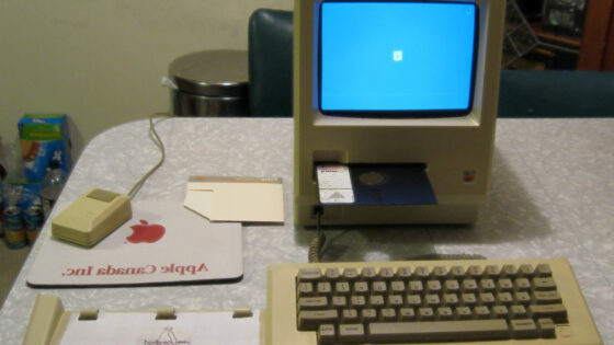 Osebni računalnik Macintosh 128k, ki ni nikoli ugledal prodajnih polic računalniških trgovin.