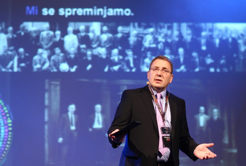 IBM Forum je odprl generalni direktor IBM Slovenija Roman Koritnik, ki je v uvodnem nagovoru več kot 1000 udeležencem izpostavil pomen pravih odločitev za modro prihodnost