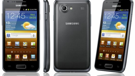 Sprednji del mobilnika Galaxy S Advance je skoraj identičen dobro znanemu modelu Galaxy S II.