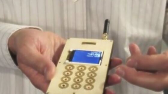 Prvi pametni mobilni telefon, ki ga lahko v celoti sestavimo sami.