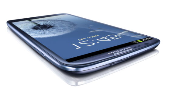 Ena slabših lastnosti Galaxyja S III je njegovo ohišje, ki ne dosega kakovosti izgradnje, kot jo lahko vidimo pri HTC-jevi liniji One.