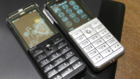 Mobilni telefon Explay Crystal združuje eleganco z napredno tehnologijo.