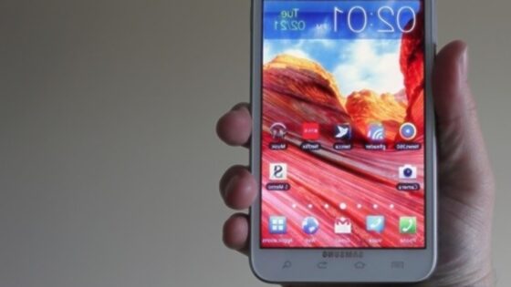 Samsung Galaxy Note 2 bo združeval prednosti pametnih mobilni telefonov in tablic.