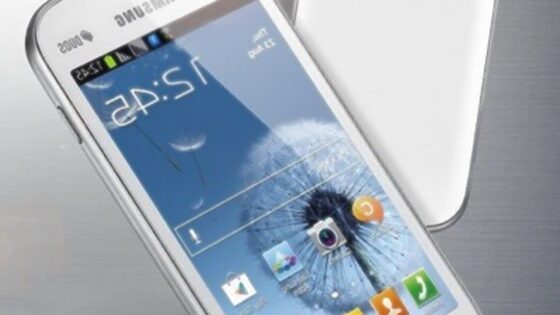 Samsung Galaxy S Duos S7562 združuje uporabnost in eleganco.