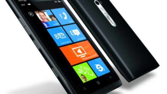 Mobilniki Lumia (na sliki model 900) imajo za marsikoga zelo atraktivno obliko.