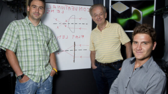 Strokovnjakom iz Harvarda je uspelo ustvariti povsem ravne leče.