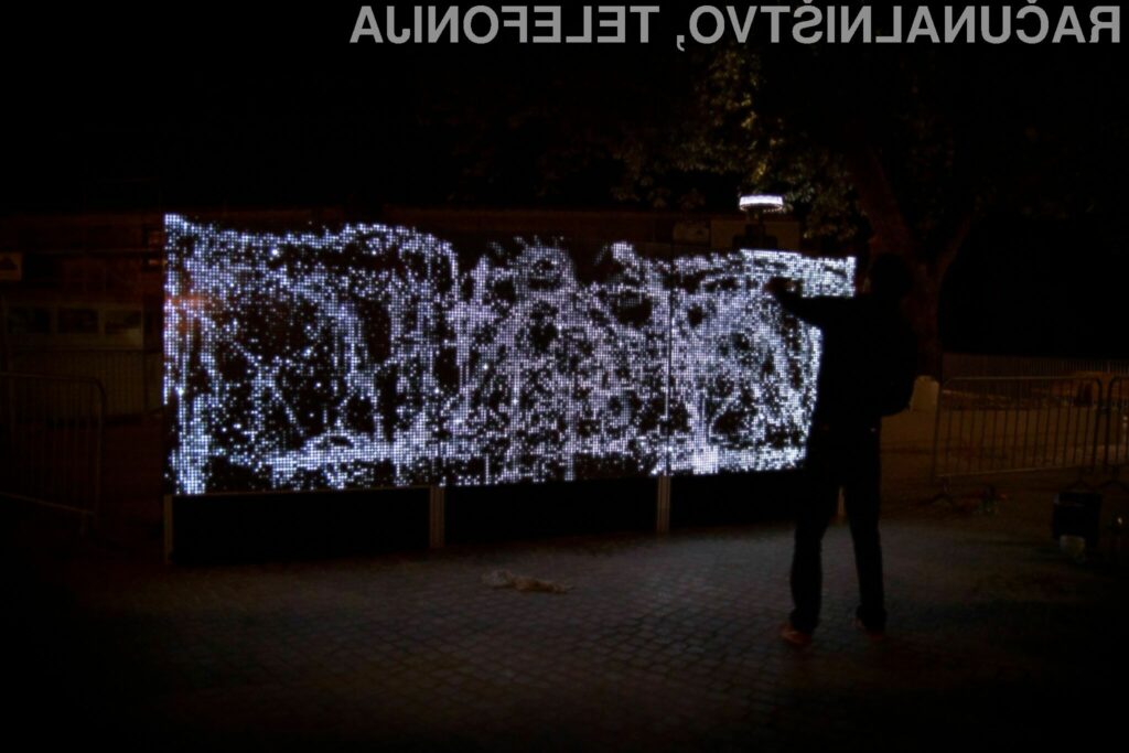 Antonin Foruneau je ustvaril posebne LED panele za ustvarjanje vodnih grafitov.