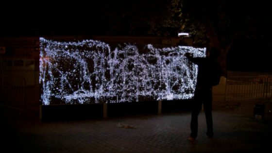 Antonin Foruneau je ustvaril posebne LED panele za ustvarjanje vodnih grafitov.