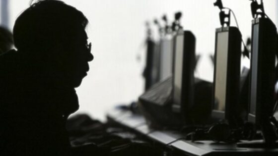 Bi se bili pripravljeni odreči svobodi na internetu v zameno za »učinkovitejši« boj proti terorizmu?