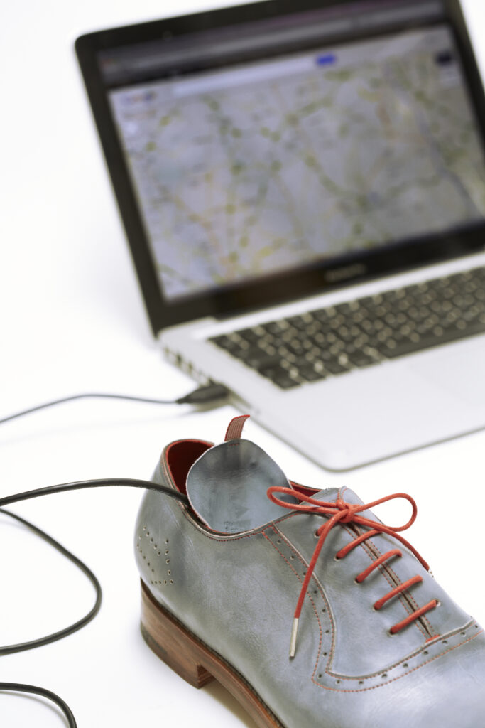 Britanski umetnik Dominic Wilcox je predstavil zelo zanimive čevlje z vgrajenim GPS sprejemnikom.