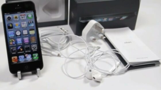 Namenski adapter, ki bo omogočal združljivost mobilnika iPhone 5 z zdajšnjimi dodatki, bo žal potrebno kupiti posebej.