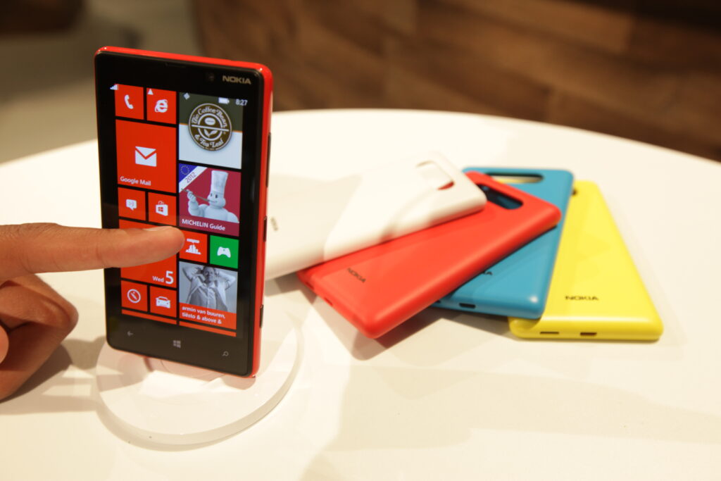 Nokia Lumia 820 bo na voljo v 7 različnih barvah.