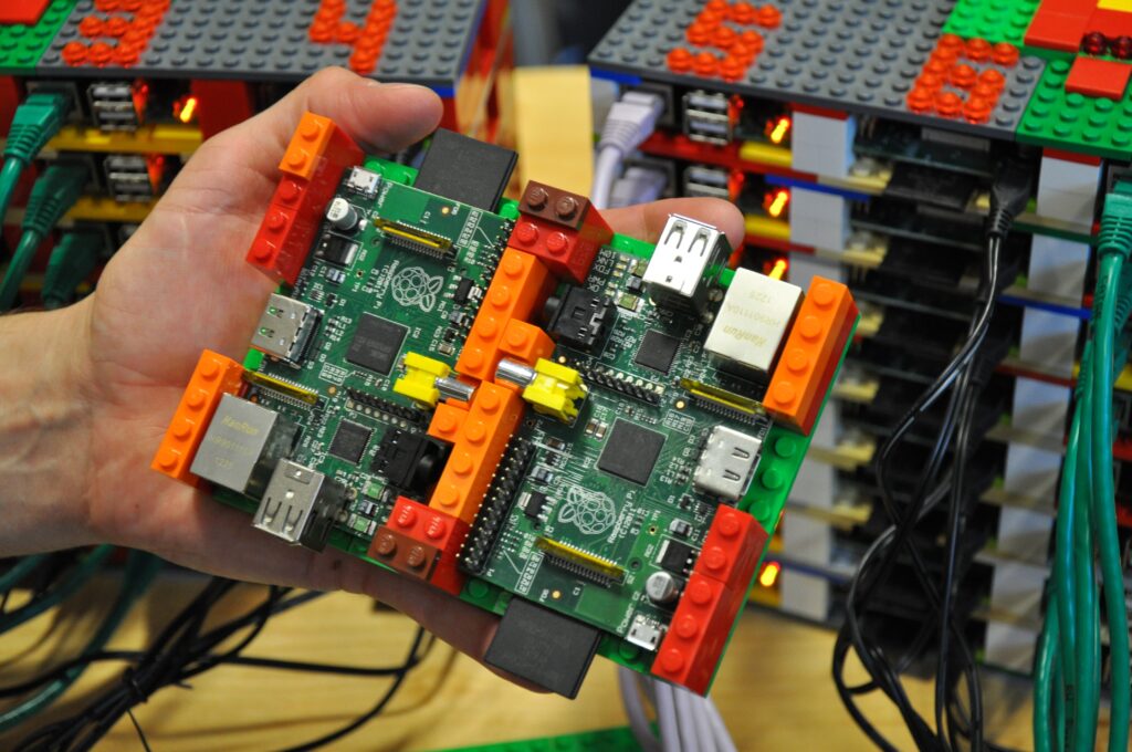 Znanstveniki so za povezovanje večjega števila mini računalnikov Raspberry Pi uporabili kar Lego kocke.
