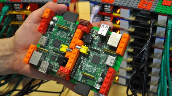 Znanstveniki so za povezovanje večjega števila mini računalnikov Raspberry Pi uporabili kar Lego kocke.