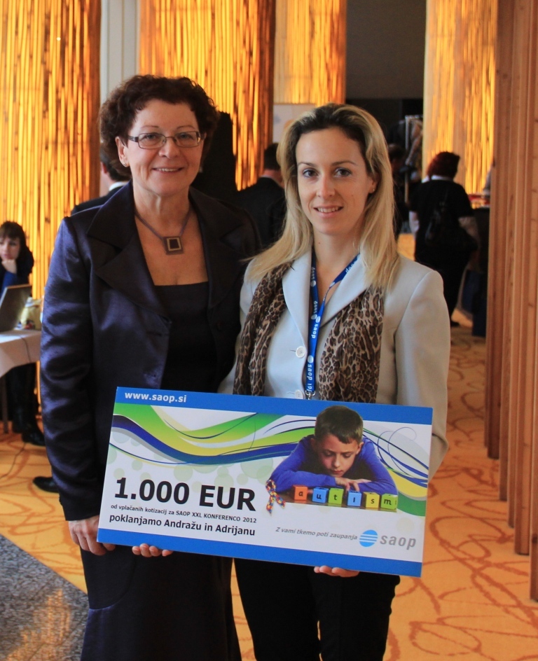 Avtističnima otrokoma Andražu in Adrijanu je SAOP poklonil bon v vrednosti 1.000 evrov