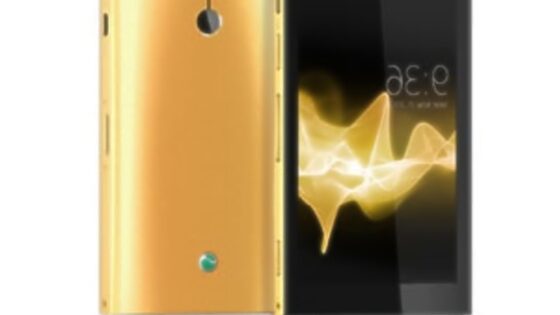 Zlato se več kot odlično prilega mobilniku Sony Xperia P.