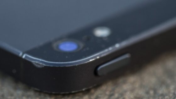 Brez uporabe zaščitnega etuija bo mobilnik iPhone 5 že nekaj mesecih običajne uporabe izgledal nadvse obrabljen.